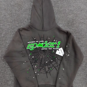 Sp5der hoodie Grå - Sp5der hoodie i flera storlekar. Nytt skick