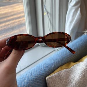 Ovala solglasögon i svart och sköldpaddsmönster - Två par jättesnygga solglasögon, säljer då jag redan har ett par. Köp antingen båda för 160 eller 90kr/st
