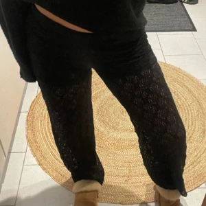 Svarta spetsbyxor - Snygga svarta byxor i spetsmaterial🖤 från vero moda, knappt använda! 