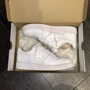 Nike Air Force - Säljer ett par Air Force åt en vän som är i nästan nyskick 9/10✅Vid frågor och funderingar så hör av er🤗Priset kan såklart diskuteras vid snabb affär🤩