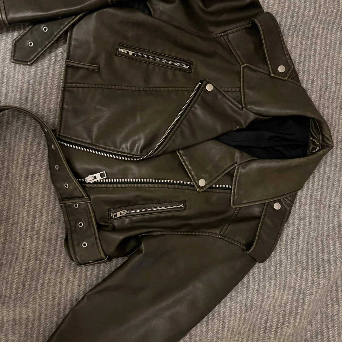 Oliv skinnjacka med bälte - 1