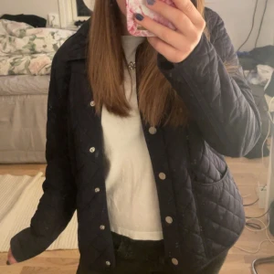 Mörkblå/marinblå quiltad jacka från Stockh LM - Super fin Mörkblå/marinblå quiltad jacka från Stockh LM med knappar framtill. Jackan har en krage och två fickor. Fickorna rymmer ändå ganska mycket och inget ramlar ur dom💕