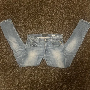 Replay jeans  - Snygga blå jeans från Replay med en klassisk femficksdesign. De har en knappgylf och är tillverkade i ett bekvämt denimtyg. Perfekta för en avslappnad stil. Säljer pga köpte dem i för stor  storlek och därför inte kommer till användning. Använt dem ca 5ggr. Köpta för 1800kr. Hör av dig vid minsta lilla fråga🤩