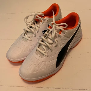Puma Inomhusskor - Snygga vita inomhusskor från Puma. Perfekt skick: Storlek 42: Skriv vid minsta fundering👍