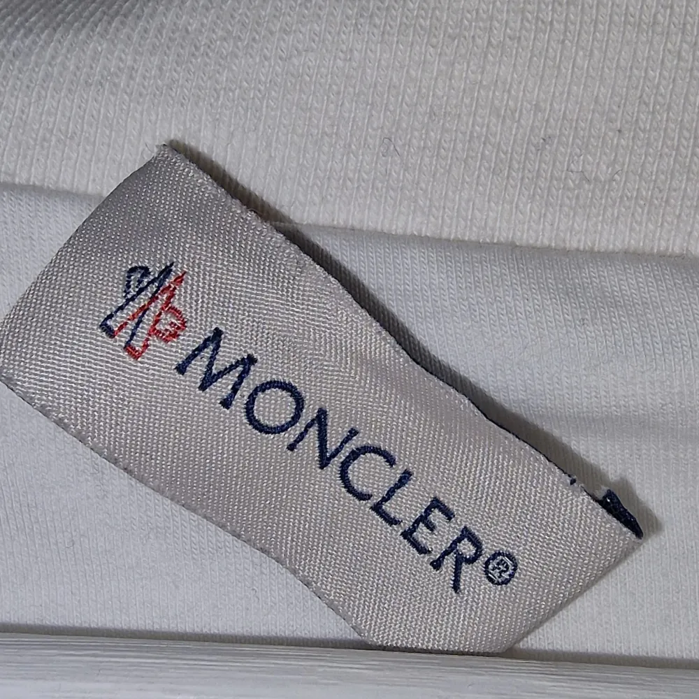 Tja folket❗️ här säljer jag min väldigt fina och unika moncler cardigan🫣 Den är i storlek M och är perfekt nu till Våren🌄 Som ni kan se är en del av moncler tagen av, men det är inget som affekterar utseendet🙌 Den har självklart NFC scan🤝Jag tänker att jag säljer den för 2000,men går ner självklart vid snabbt köp✔️. Takit.