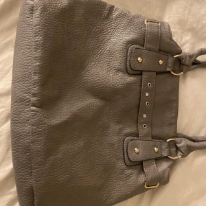 Väska  - Stor från väska med guld och diamant detaljer. Skicket får du själv avgöra. Priset går att diskutera, fråga gärna om du undrar något💗