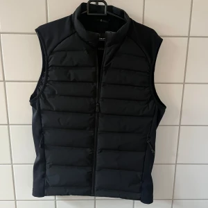 Sail racing  - Säljer min brors Sail racing väst använd ett tag bara, köpt för 2500