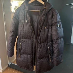 Michael kors logo puffer - Bundle rabatt finns!❤️Nyskick! Aldrig använd, kan användas på båda sidor dvs den bruna insidsn kan vändas och bli en utsida - därav inga synliga lappar. Jacksn passar perfekt till våran då det är en tunnare dunjacka. Lite längre modell men täcker ungefär halva rumpan, Sänker priset vid snabb affär så ditt pris 🥰