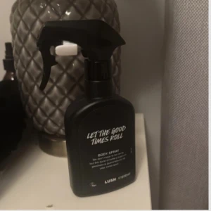 Let The Good Times Roll Body Spray från Lush - Virala parfymer i små testers! Perfekt för den som vill testa innan man köper en stor flaska.  Alla parfymer kommer i en parfymdekant. Valfri porto tillkommer.  Lush  3 ml - 30  kr 5 ml 50 kr   Skriv innan du köper 😊 