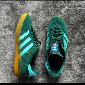 Adidas Gazelle indoor sneakers - Snygga gröna Adidas Gazelle indoor i storlek 42. Bra skick, använda men mycket kvar att ge! 