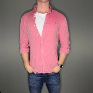 Ralph lauren skjorta - Hej säljer nu min fina Ralph Lauren skjorta i storlek M. Den är i nyskick och kommer vara otroligt snygg nu i vinter och framåt våren. Nypris cirka 1500kr! Vi kommer att sälja liknande produkter nu närmare våren så glöm inte följa profilen!🌊🍾