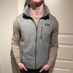 Patagonia Fleeceväst - Säljer denna sköna Patagonia Fleecen! | Mycket fint skick har något litet tecken på användning! | Storlek S. | Ställ gärna frågor innan du köper! 