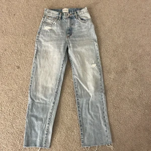 Ljusa jeans från Abrand Jeans - Snygga ljusa jeans från Abrand Jeans med slitna detaljer och råa kanter. De har en klassisk femficksdesign och knappgylf. Perfekta för en avslappnad stil. Användt ett grå gånger 