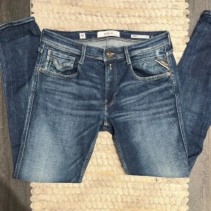 Replay Anbass 1 Year Stretch Jeans Dark Blue Jeans - Riktigt schysst jeans från Replay i eftetraktad slutsåld modell || Storlek: W32 L33 || Mycket fina, som nya 