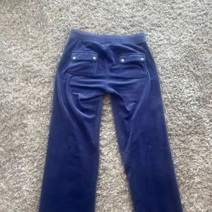 Blå mjukisbyxor med fickor - Säljer ett par bekväma blå mjukisbyxor med snörning i midjan och praktiska fickor både fram och bak. Säljer pga de är för långa för mig som är 167cm💗💗