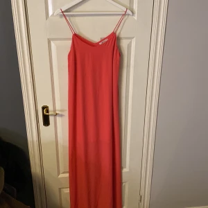 Rosa långklänning från Gina Tricot - Snygg rosa/orange långklänning från Gina Tricot med smala axelband. 