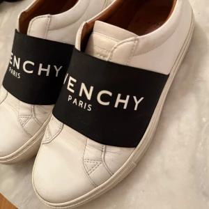 Vita sneakers från Givenchy - Vita sneakers från Givenchy tillverkade i skinn. I bra men använt skick därav lågt pris. Kvitto finns inte 