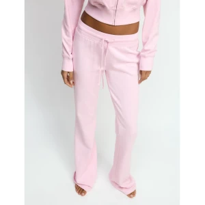 Rosa mjukisbyxor - Snygga rosa mjukisbyxor med en avslappnad passform och snörning i midjan. Perfekta för en bekväm och stilren look. Byxorna har en bredare benstil som ger en modern touch. Storlek M men sitter som S och dom är långa i benen 💕