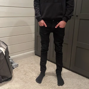 Jeans från tiger of sweden - Tjena, säljer nu mina tiger of sweden jeans, på grund av att de är för små. Det står att stylen är slim, men jag skulle nog säga att dem är lite mot skinny jeans hållet. De är storlek W29/L32. Skriv gärna om ni har några frågor? Mvh hector