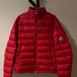 Moncler Lambot  - Moncler Lambot size 2, Generell wear! Liten flaw (bild 5). Pris 2699!! Vid frågor och funderingar är det bara att höra av sig🙌
