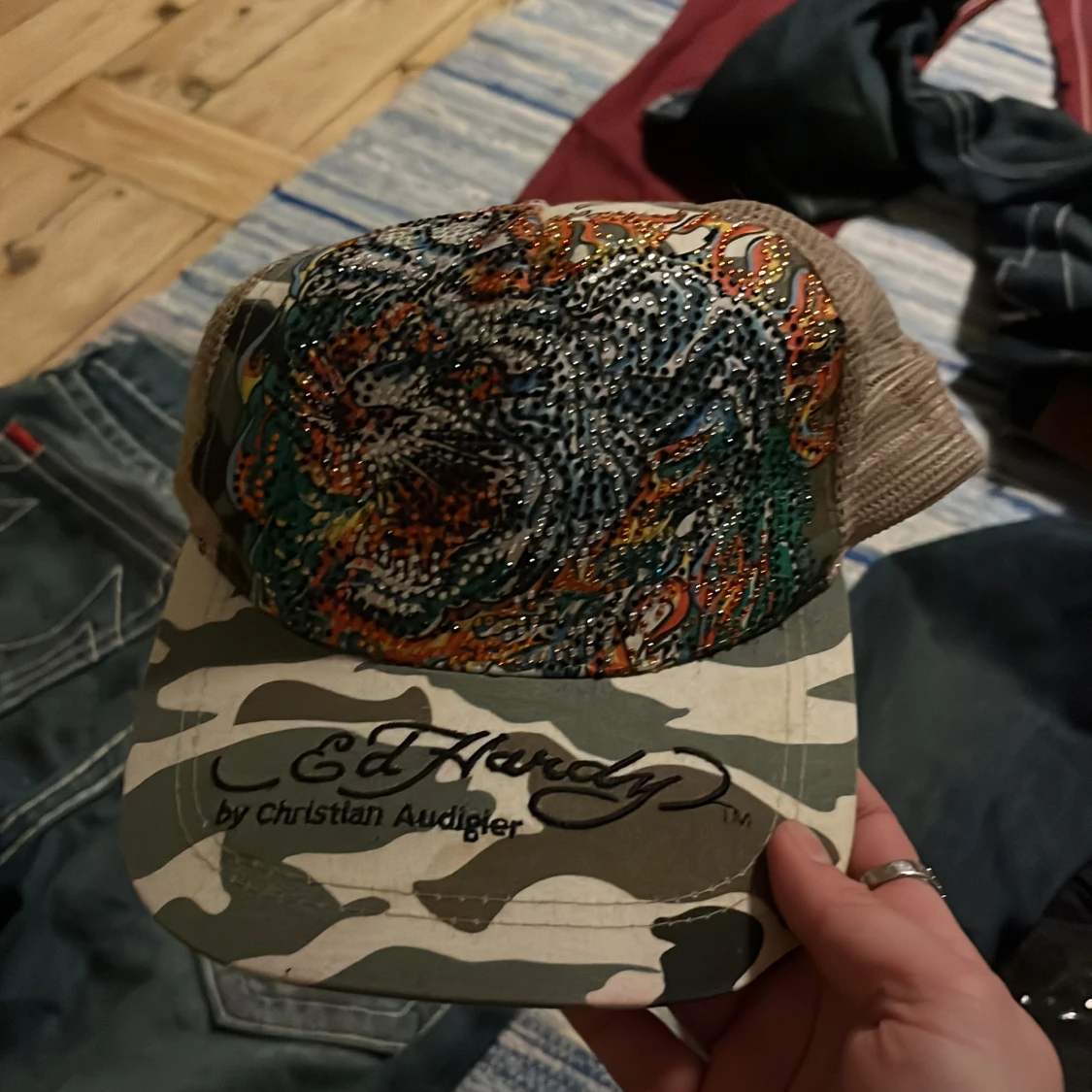 Ed Hardy keps med en tiger 