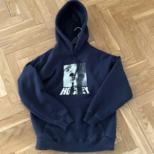 Mörkblå hoodie från Hockey - Mörkblå skate hockey hoodie i 7/10 skick, köpt för 1200 kr. Storlek M-L. Pris kan diskuteras!