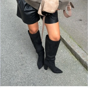 Boots från Nelly - Snygga boots från Nelly som är slutsålda på hemsidan. Endast använd en gång. Nypris 800kr. 