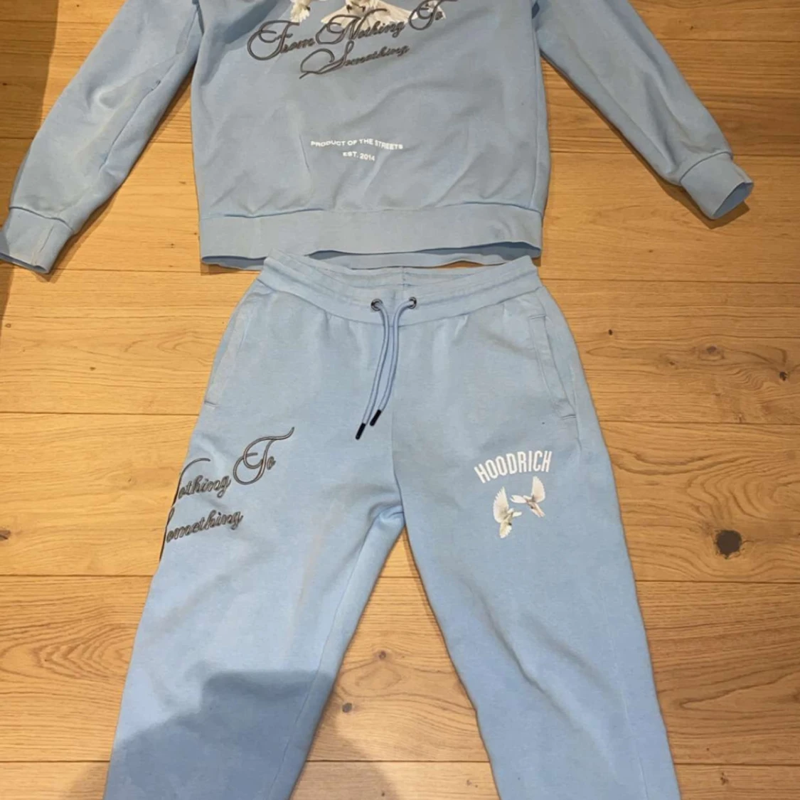 Ljusblå hoodie och byxor från Hoodrich - 1