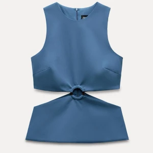 Blå ärmlös topp med ringdetalj - Snygg blå ärmlös topp från Zara med unik ringdetalj i midjan. Toppen har en modern design med en dragkedja i ryggen för enkel påklädning. Perfekt för att ge en stilren look.