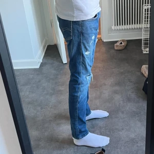 Replay jeans - Säljer ett par riktigt feta replay jeans. Skick 10/10 använda fåtal gånger. Storlek 31 tags o allt ingår. Ny pris 1899kr