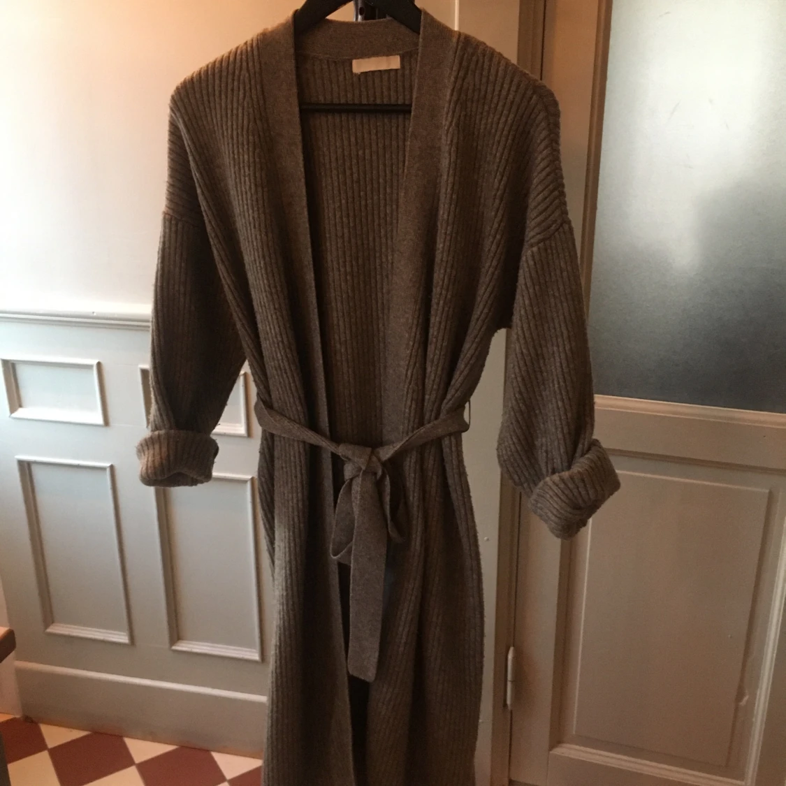 Grå stickad kofta med knytband