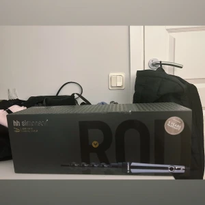 Locktång HH Simonsen ROD VS10 - Säljer en HH Simonsen ROD VS10 locktång för casual curls. Perfekt för att skapa olika lockar med flera inställningar som curls, crimper, deep waver, soft curls, Madonna curls och spiral curls. Kommer i en stilren svart förpackning.