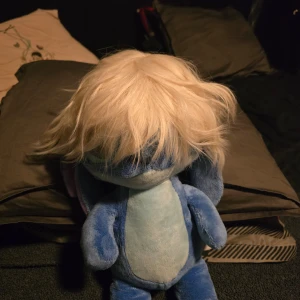 Blond peruk med rufsigt hår - Snygg blond peruk med rufsigt och naturligt fall. Perfekt för att ändra stil snabbt och enkelt. Passar bra för olika tillfällen där du vill ha en ny look. Cosplay peruk för Bakugo kanske??