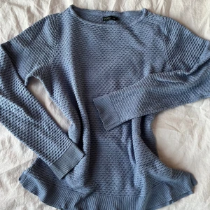 Blå tröja från Stockh LM - Säljer en snygg blå tröja från Stockh LM som knappt är använd. Det ser ut att vara en liten fläck på mudden (se bild 4) men inget man märker💗