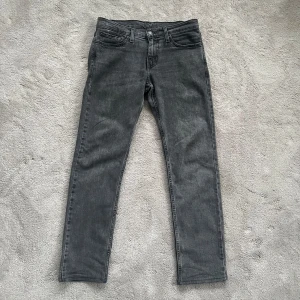 Levi’s 511 Jeans - Säljer dessa Levi’s jeans i modellen 511. Storleken är 29/32 men dom är uppsydda till 29/30. Längden är 96cm.