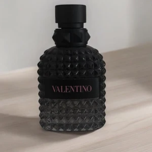 Valentino born in roma  - Elegant parfym från Valentino, born in roma edt. Lite mer en halva är kvar skulle säga 30 ML kvar som räcker i 2 månader ungefär vid varje dags förbrukning. Köptes för 1049 (50ml) och säljer 30ML idag för 399! Hör av er vid frågor. Med vänlig hälsning, Elji