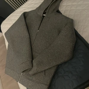 Grå hoodiejacka från Zara - Grå jacka från Zara, helt ny storlek S.