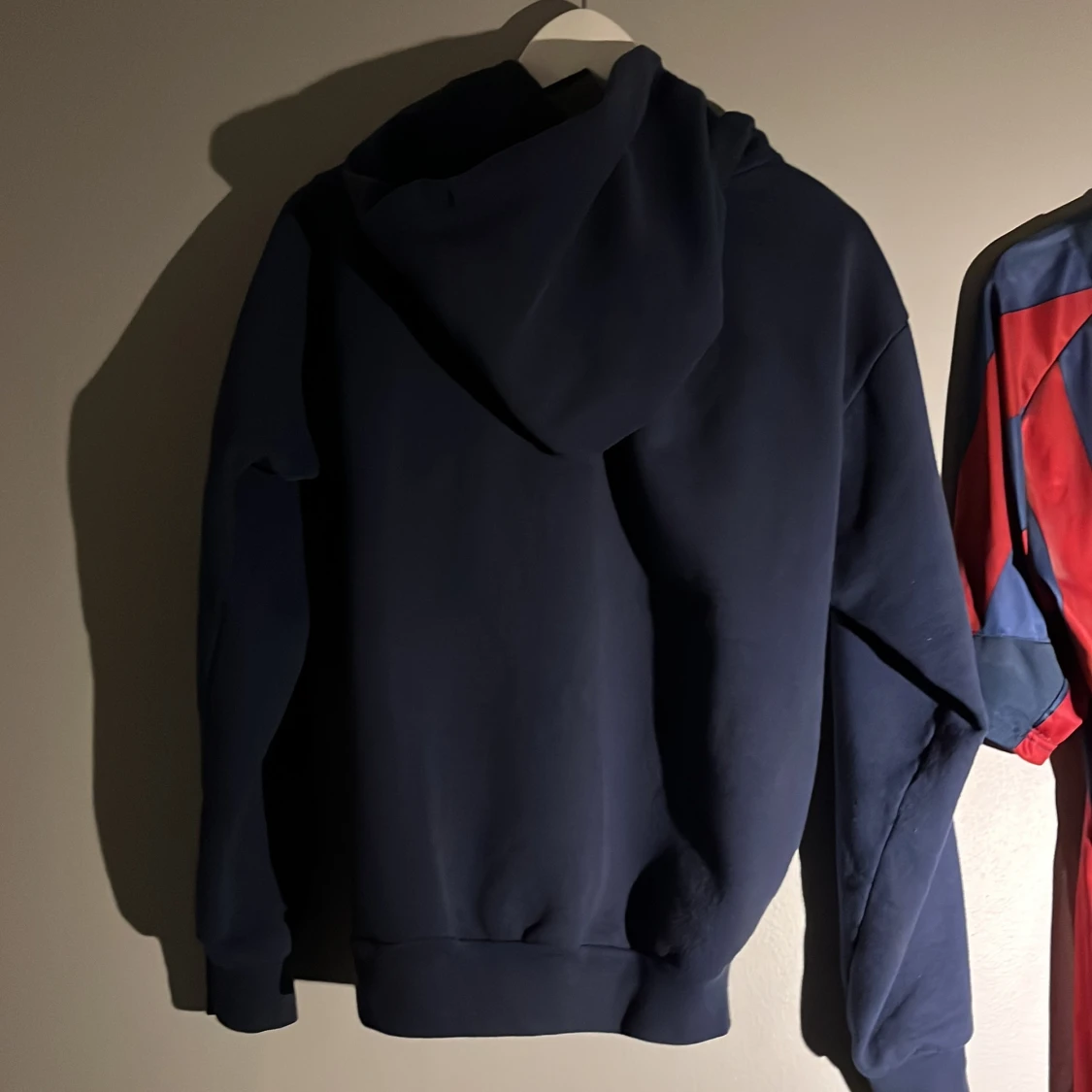 Mörkblå hoodie från Hanes - 2