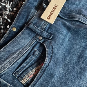 Blå jeans från Diesel - Lågmidjade jeans i nytt skick från Diesel!🤩midjemått rakt över 37cm, innerbenslängd 80cm💕