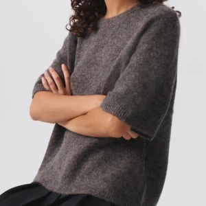 Brun stickad tröja - Brun stickad tröja med kort arm från Gina. SLUTSÅLD❗️