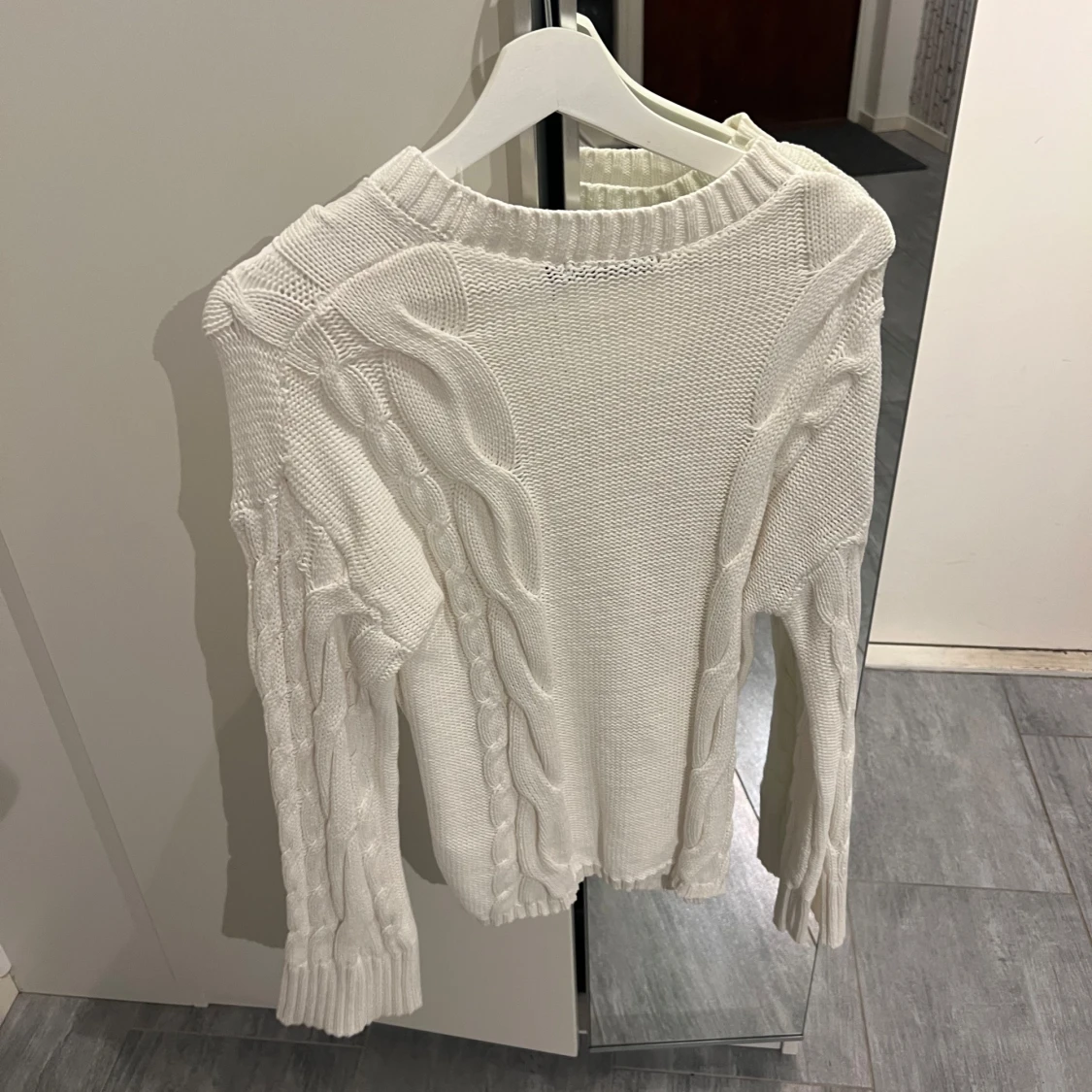 Vit stickad tröja med flätmönster - 1