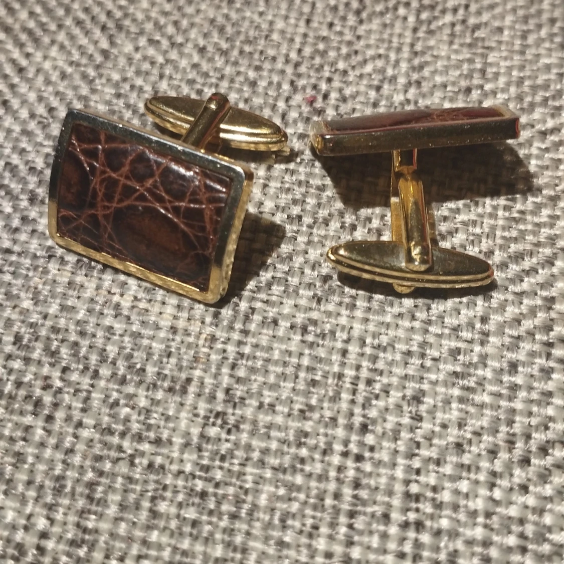 Bruna manschettknappar med gulddetaljer - 2