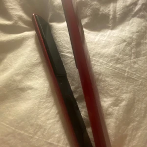 Röd plattång från Waves - Säkjer en röd plattång från Waves med sladd. Perfekt för att styla håret och få till de där perfekta lockarna eller en rak look. Kompakt design som är lätt att använda och förvara.