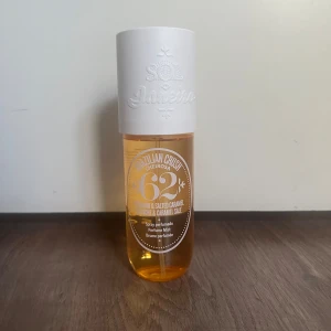 Parfymmist Brazilian Crush Cheirosa '62 - En härlig parfymmist från Sol de Janeiro med doft av pistage och salt karamell. Flaskan är genomskinlig med en vit kork och har en praktisk sprayfunktion. Perfekt för att fräscha upp sig med en söt och somrig doft.😉☀️