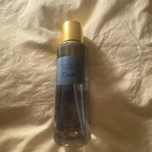 Victoria's Secret Rush Fragrance Mist - Rush Fragrance Mist 250ml kommer i en elegant genomskinlig flaska med en gyllene kork. Har använts 2 gånger så 95% av innehållet är kvar.