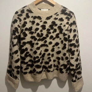 Beige leopardmönstrad tröja från H&M - Säljer en snygg beige tröja med leopardmönster från H&M. Tröjan har långa ärmar och en rund halsringning. Jätte fint skick och storlek XS. Tröjan är en gammal modell och finns inte att köpa längre. Skriv för frågor eller bilder på!  🐆