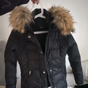 Rockandblue jacka - Säljer min snygga rockandblue jacka i fint skick. Använd 1 vinter och kommer inte längre till användning pga att den inte passar min storlek längre. Den har äkta päls som är avtagbar och är i storlek S! Nypris är närmare 3000kr.  Mitt pris går självklart att diskutera.