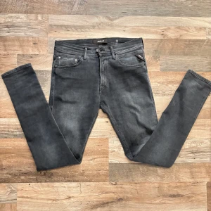 Grå jeans från Replay - Fräscha jeans från Replay med en klassisk femficksdesign. Perfekta för en stilren look. Dem är lite slitna längst ner men inget man ser när dem sitter på. Tveka inte på att skriva vid ytterligare frågor😁