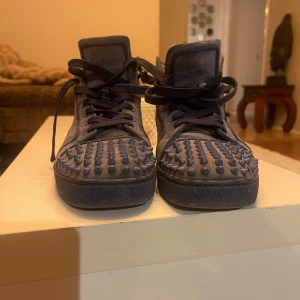 Christian Louboutins  - Säljer dessa skit snygga och unika louboutins. Perfekta nu till vintern då de är höga och varma. Hör av er vid flera frågor! Dustbag finns!