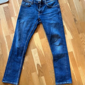 Blå jeans från Nudie Jeans - Nice jeans från märket nudie jeans. Är använda några gånger men näst intill ny skick. Inga tecken på användning. Dom är lite större i storleken så har du 32/32 passar dom också. 